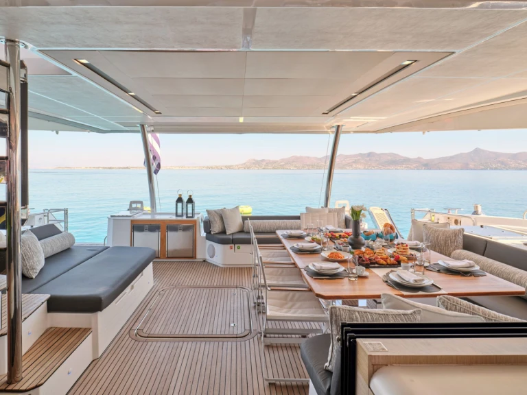 Luxury Yacht to hire Piraeus at the best price
