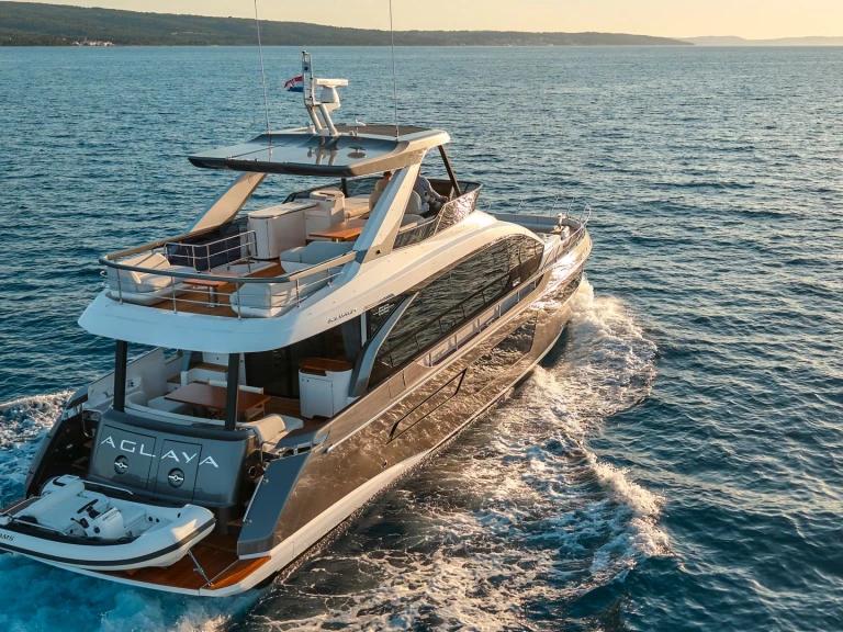 Hire a Azimut AGLAYA Zadar
