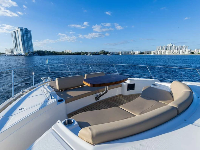 Hire Luxury Yacht Sea Ray with a boat licence