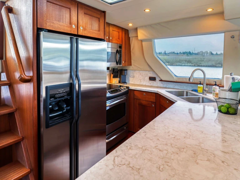 Hire Luxury Yacht Pacific Mariner with a boat licence