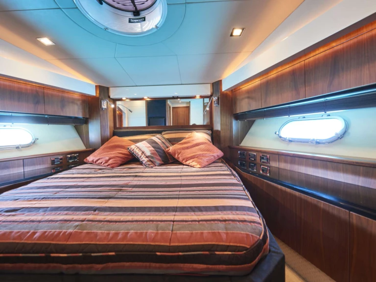 Hire Luxury Yacht Sunseeker with a boat licence