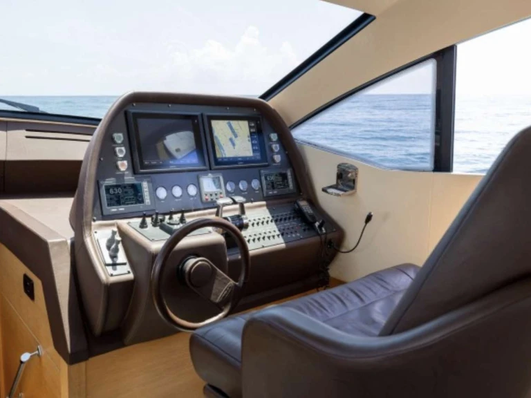Luxury Yacht hire in Miami - Pershing Wind