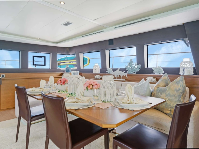 Hire Luxury Yacht Lagoon with a boat licence