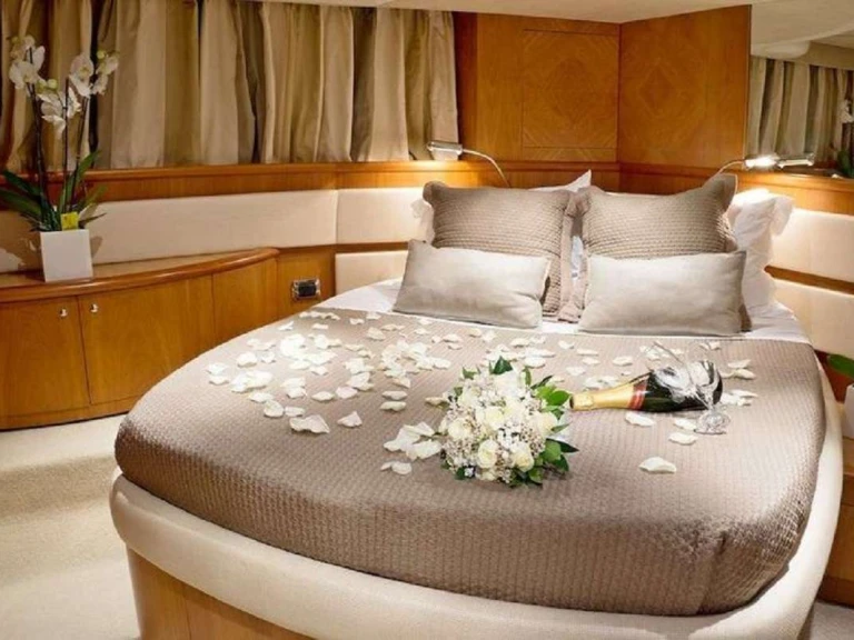 Hire Luxury Yacht Aicon with a boat licence