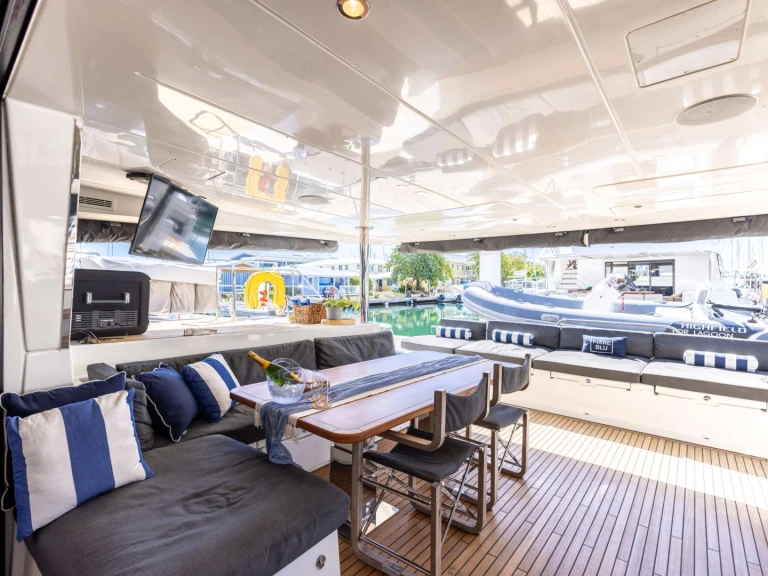 Hire Luxury Yacht Lagoon with a boat licence