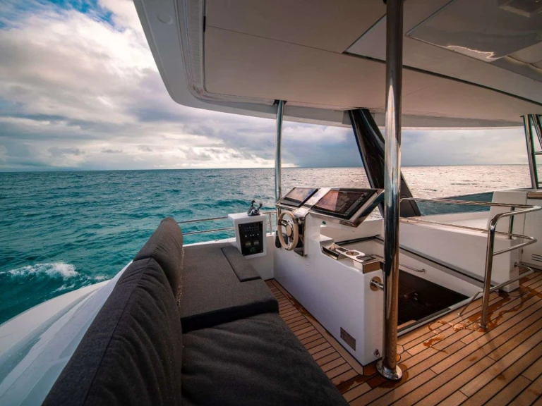 Hire Luxury Yacht Lagoon with a boat licence
