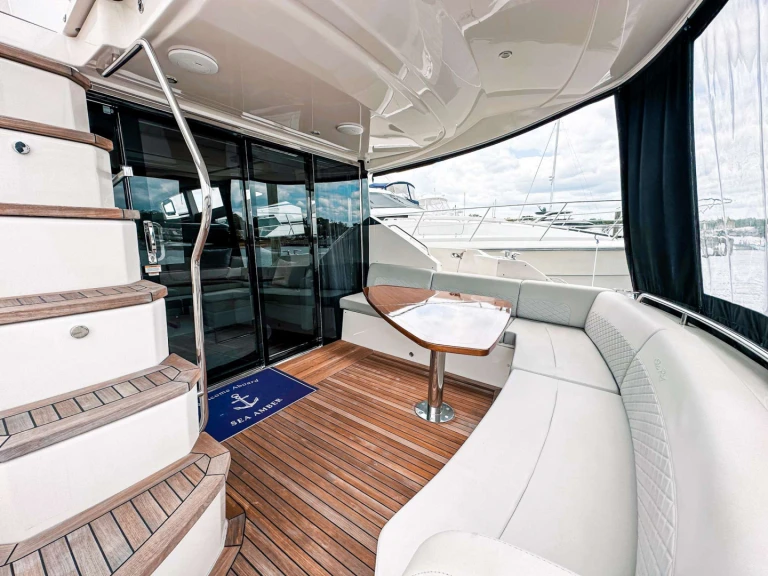 Charter a Sea Ray Sea Amber in Manhasset on Samboat