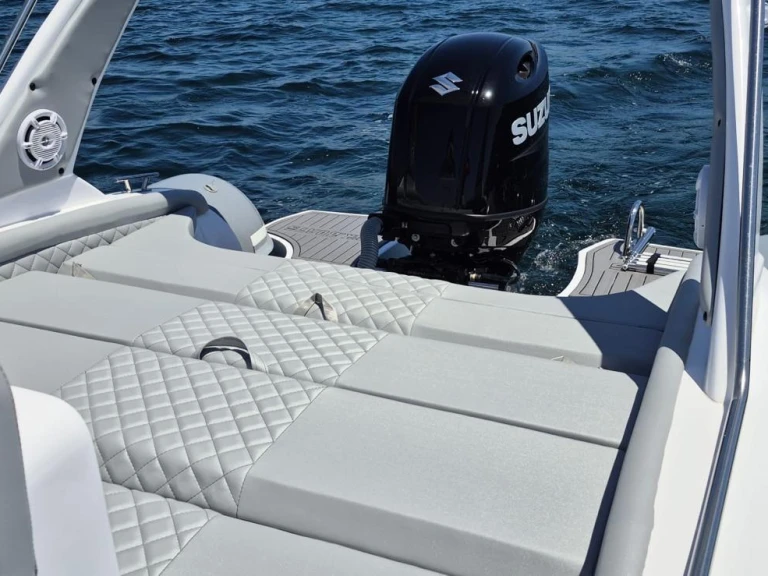 Charter a mik mik 700 in Juan-les-Pins on Samboat