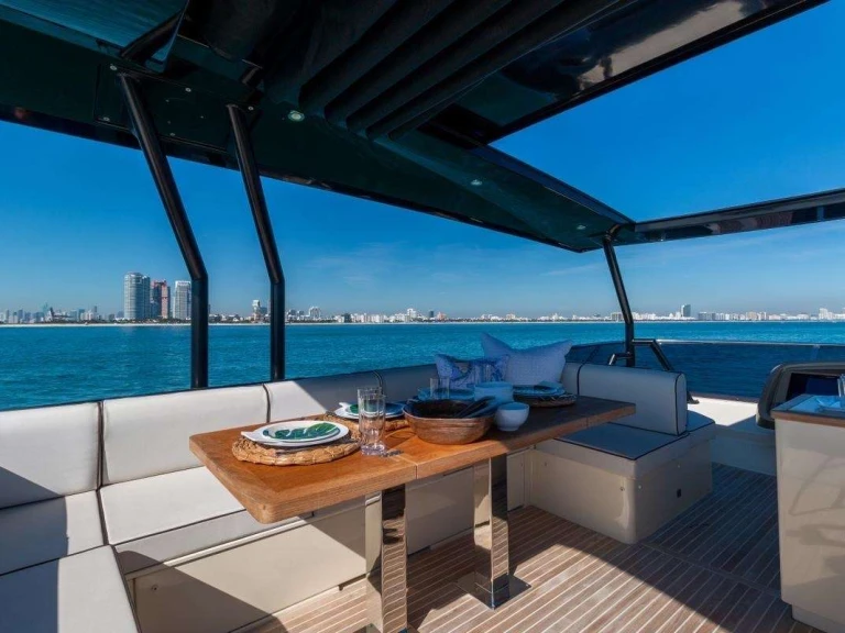 Hire a Bénéteau Singh City Miami