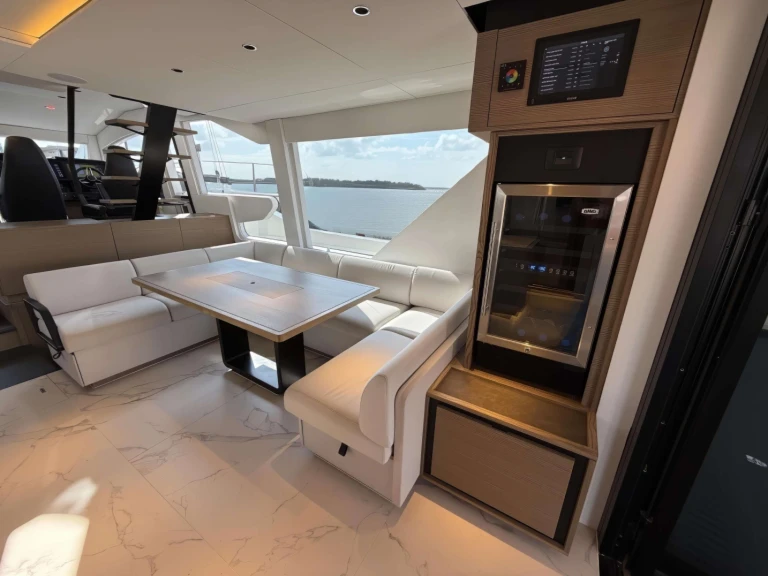 Yacht hire Bahamas cheap Xquisite Hybrid