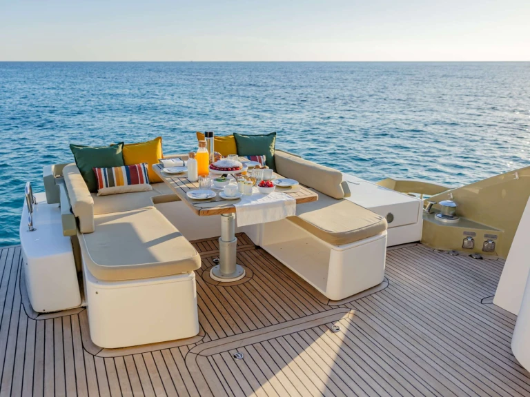 Hire Luxury Yacht Aicon with a boat licence