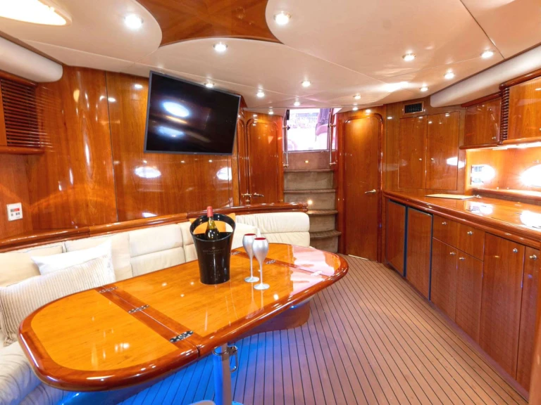 Yacht hire Bimini cheap Sanbella 2