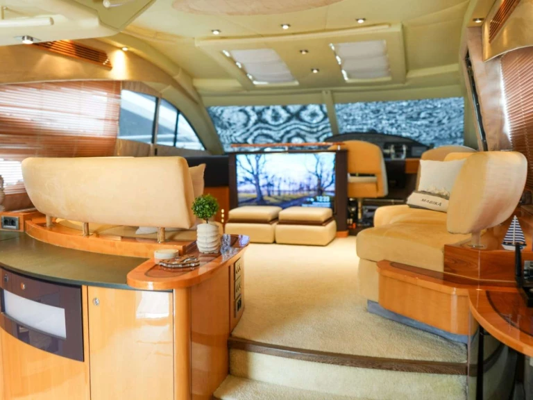 Hire Luxury Yacht Sealine with a boat licence