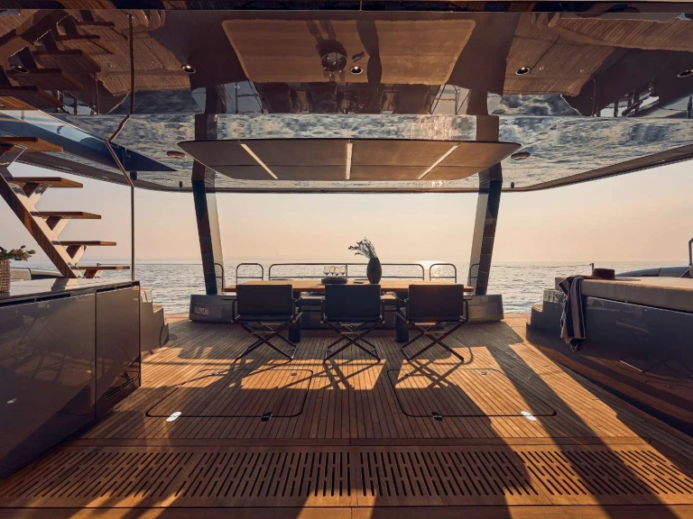 Hire Luxury Yacht Sunreef with a boat licence