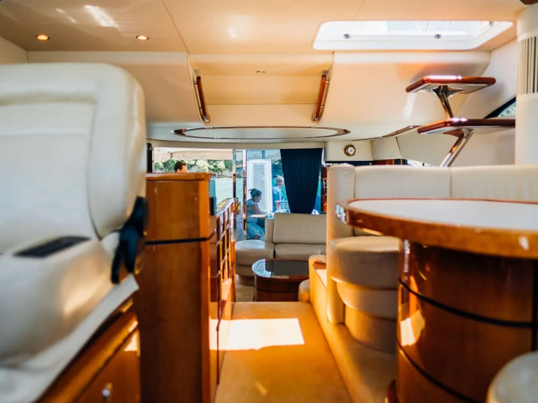 Hire Luxury Yacht with or without skipper Fairline-Squadron Picton