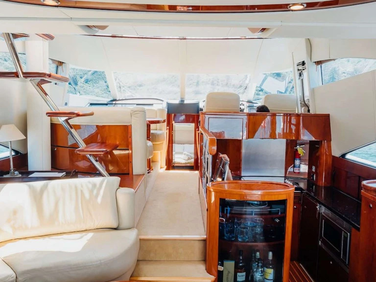 Hire Luxury Yacht Fairline-Squadron with a boat licence