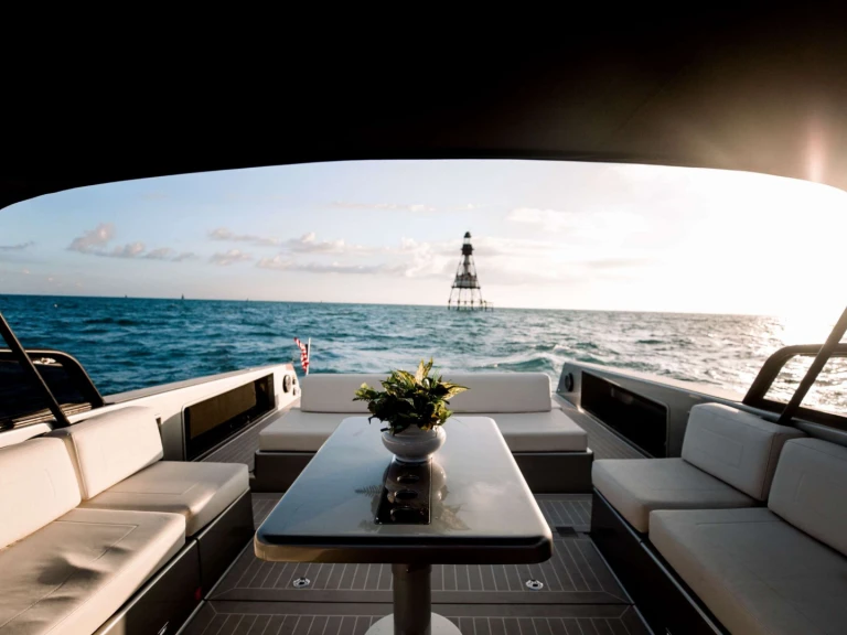 Yacht hire Miami cheap 55 Van Dutch 