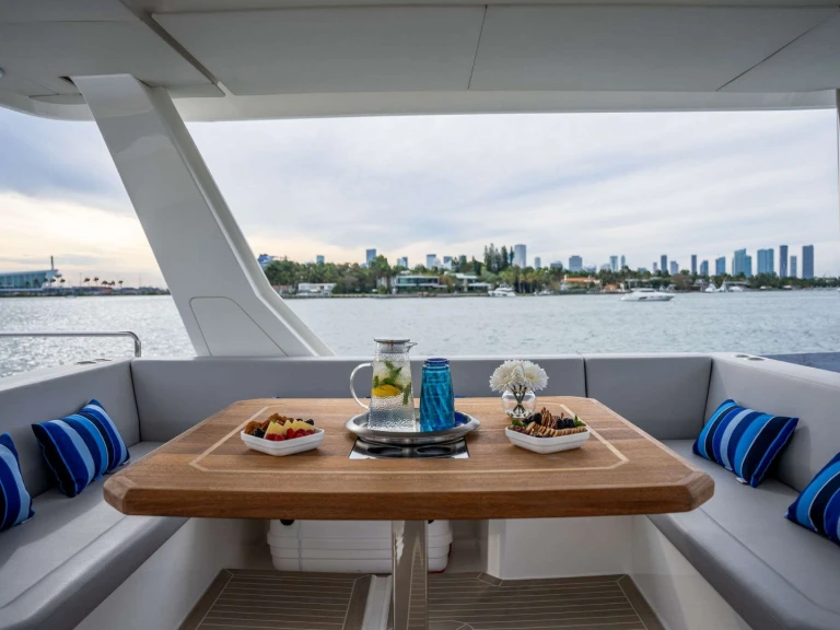 Yacht charter Miami - Leopard Inner Peace on SamBoat