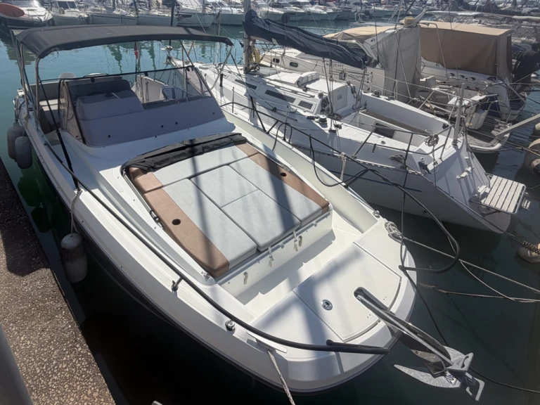 Hire Motorboat Bénéteau with a boat licence