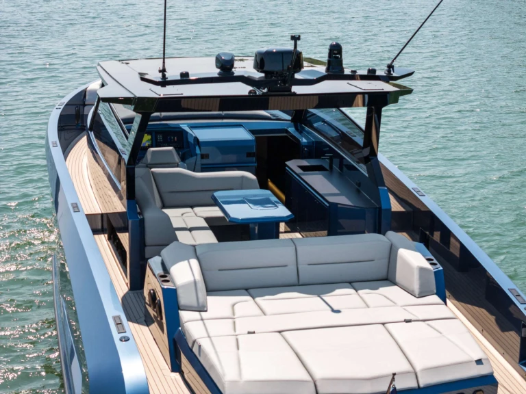 Hire Luxury Yacht Vanquish with a boat licence