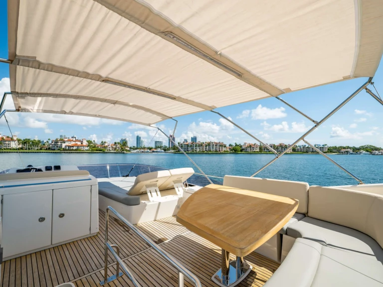 Luxury Yacht hire in Miami - Prestige Yachts Molto Piaciuto