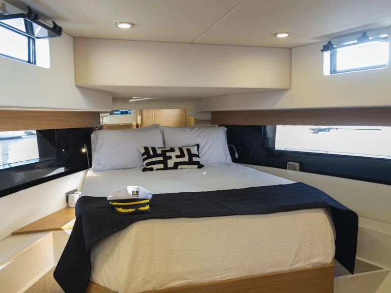 Charter a De Antonio La Ondina in Palm Beach on Samboat