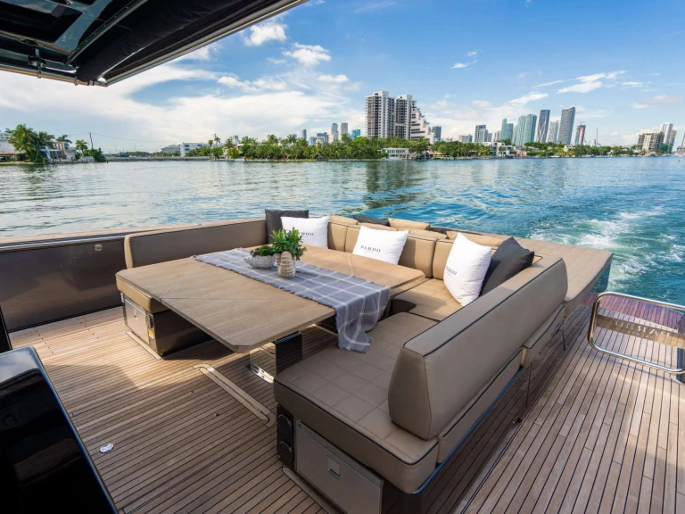 Luxury Yacht hire in Montauk - Pardo Yachts FULL POP