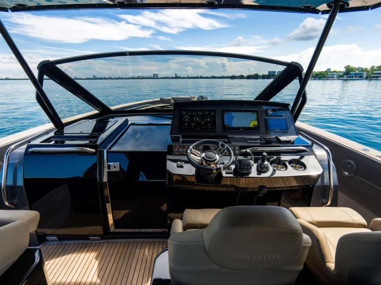 Hire Luxury Yacht with or without skipper Pardo Yachts Montauk