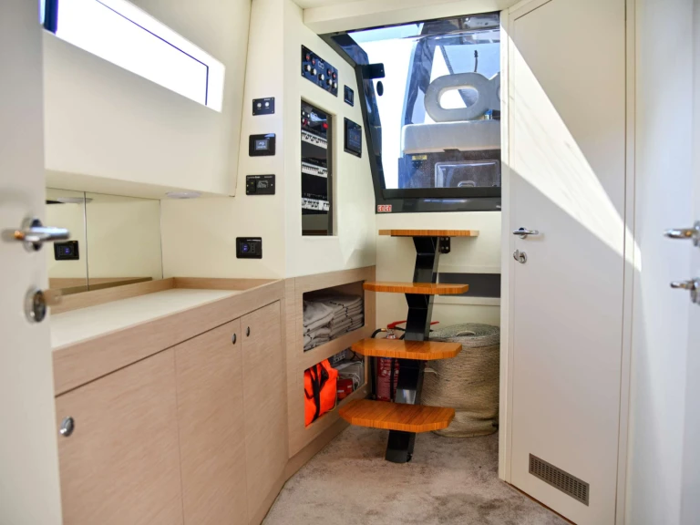 Hire Luxury Yacht  with a boat licence