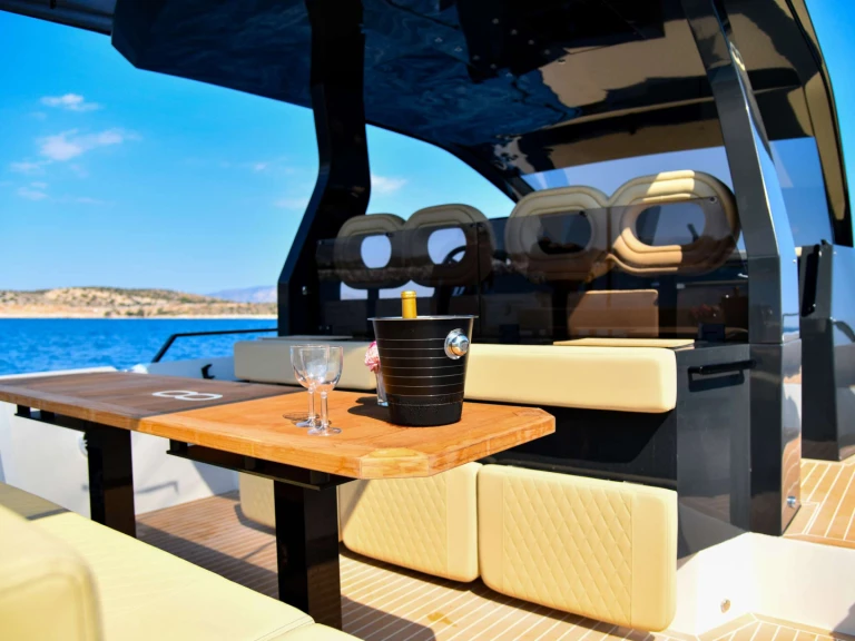 Luxury Yacht to hire Athens at the best price