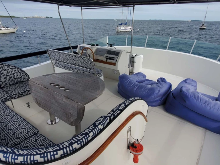 Hire Luxury Yacht ALLIAURA MAR with a boat licence