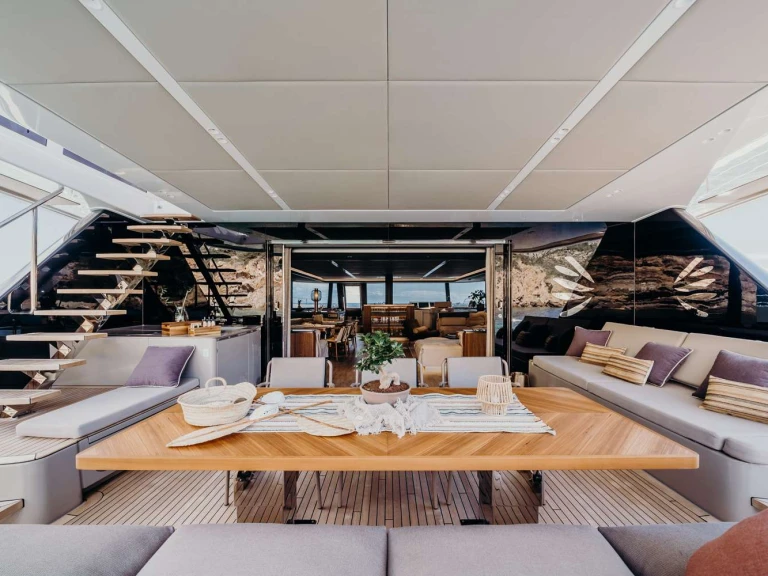 Hire Luxury Yacht Sunreef with a boat licence