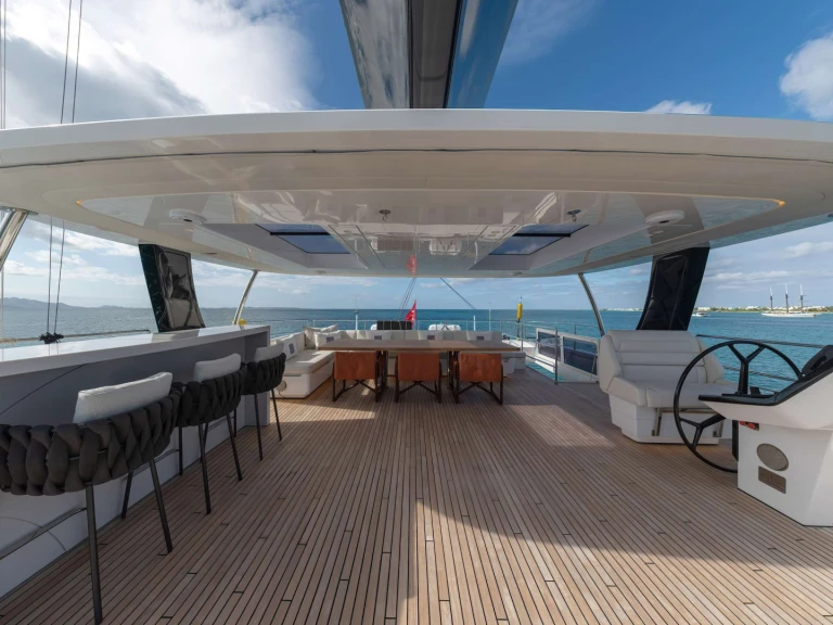 Hire Luxury Yacht Sunreef with a boat licence