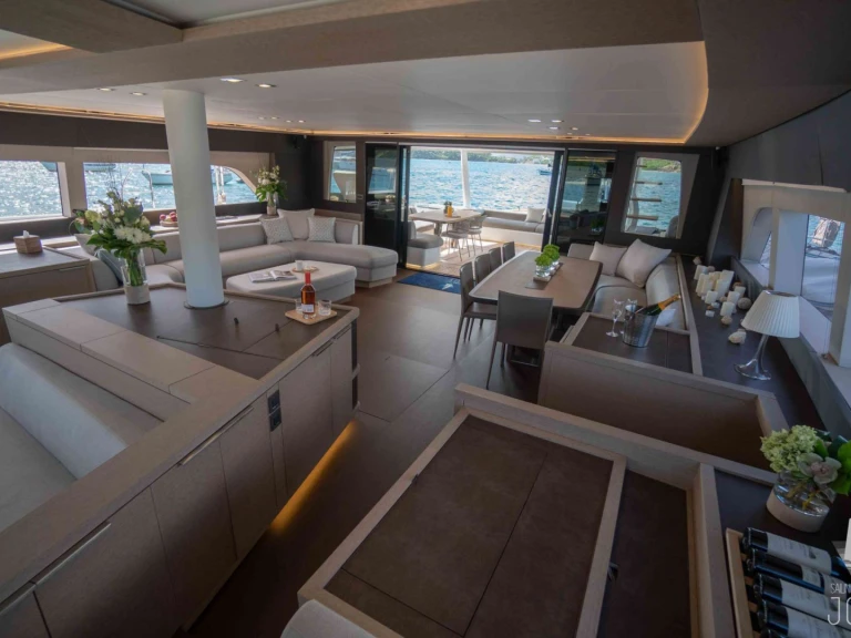 Hire Luxury Yacht Lagoon with a boat licence