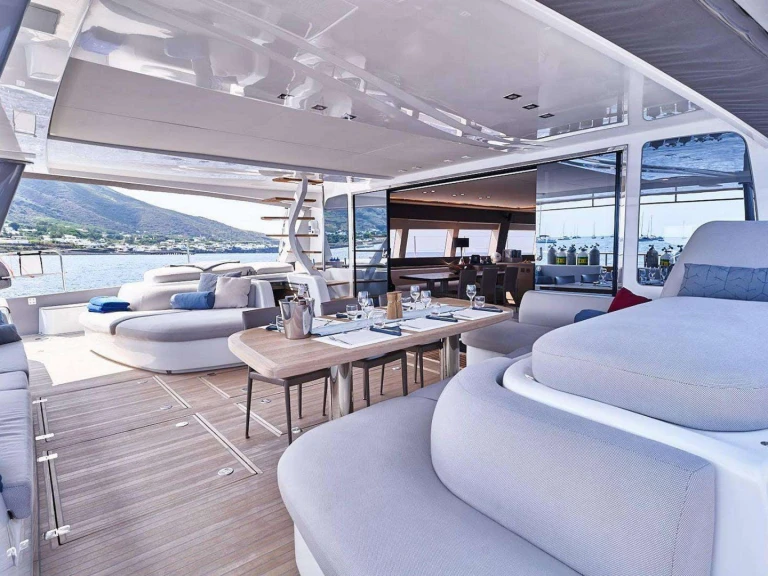 Hire Luxury Yacht Lagoon with a boat licence