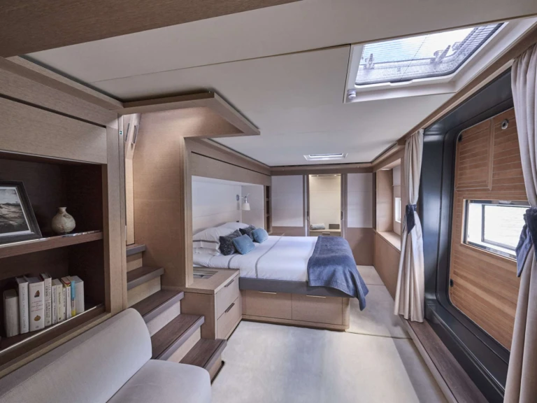 Hire Luxury Yacht Lagoon with a boat licence
