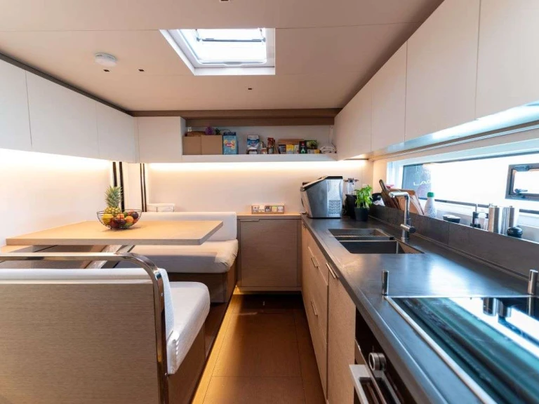 Hire Luxury Yacht Lagoon with a boat licence
