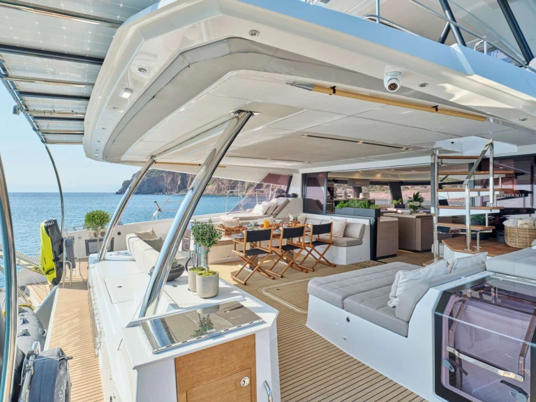 Luxury Yacht to hire Néa Péramos at the best price