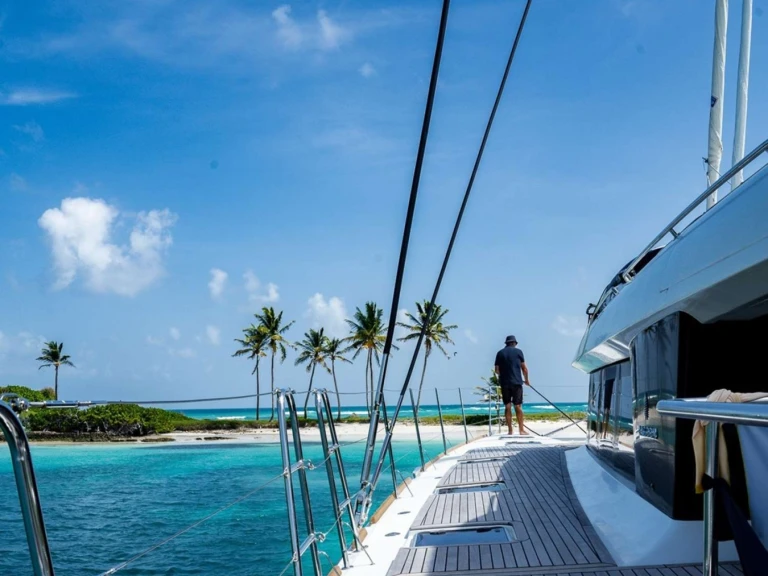 Catamaran hire in Corsica - Fountaine Pajot LOOMA