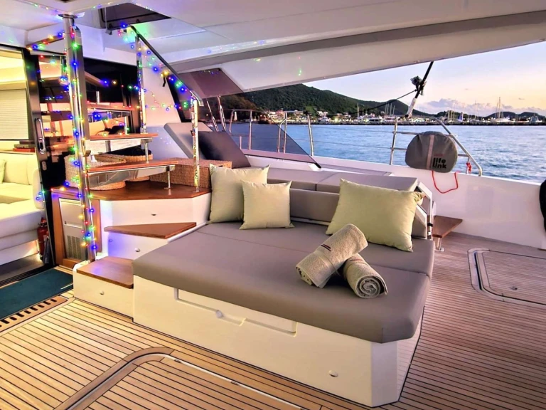 Charter a Fountaine Pajot LOOMA in Corsica on Samboat