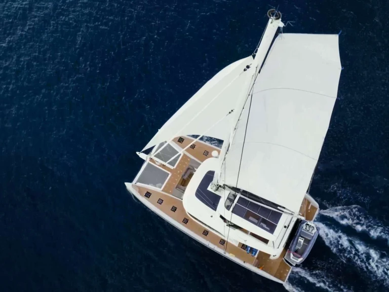 Hire Luxury Yacht Lagoon with a boat licence