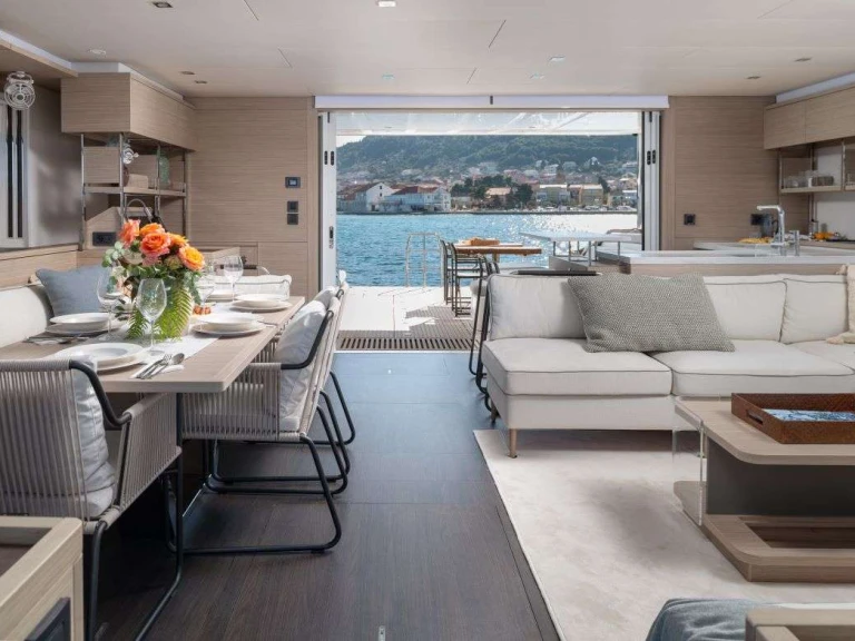 Hire Luxury Yacht Lagoon with a boat licence