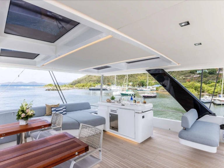 Hire Luxury Yacht Lagoon with a boat licence