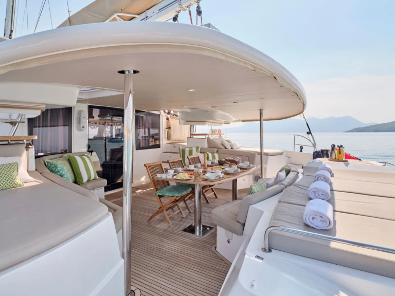 Luxury Yacht hire in Néa Péramos - Fountaine Pajot WORLD'S END (MED)