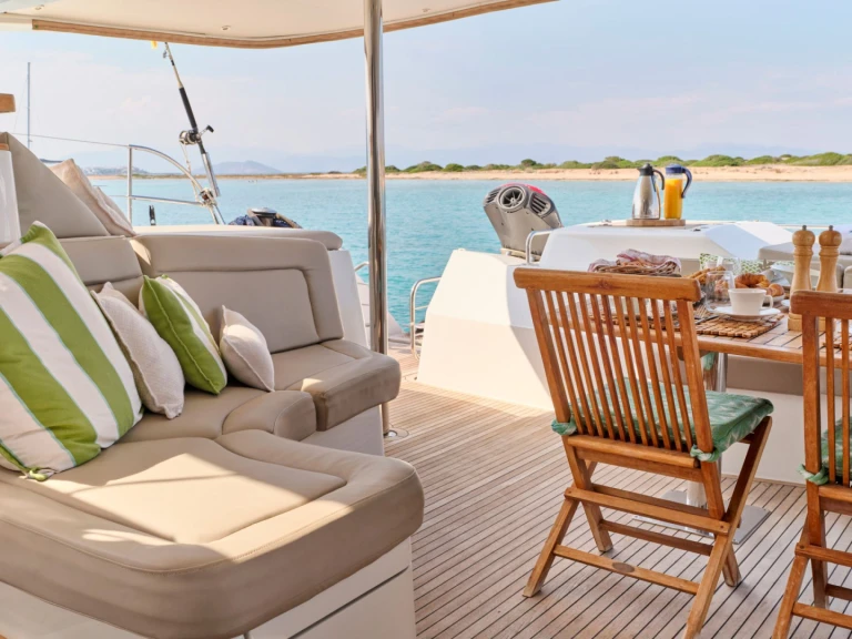 Charter a Fountaine Pajot WORLD'S END (MED) in Néa Péramos on Samboat