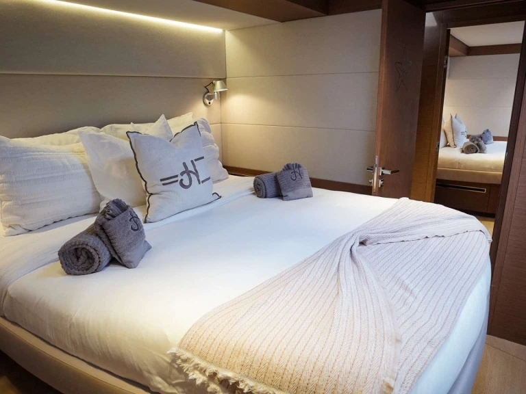 Yacht hire Benner cheap JUSTIFIED HORIZONS