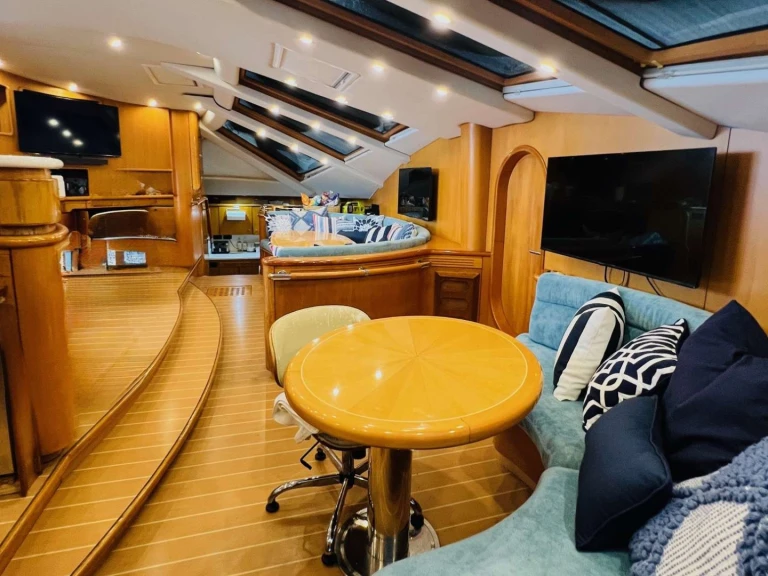 Luxury Yacht to hire Road Town at the best price