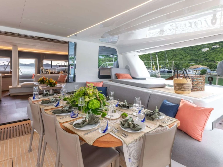 Hire Luxury Yacht Lagoon with a boat licence
