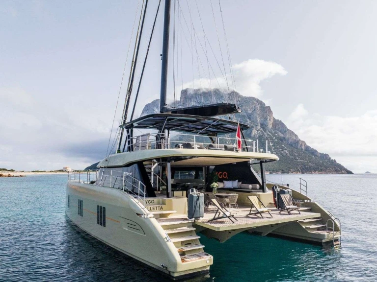 Hire Luxury Yacht Sunreef with a boat licence
