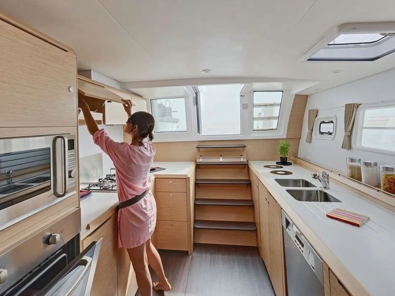 Hire Luxury Yacht Lagoon with a boat licence
